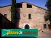 Panormàmica de la façana de la Masia de Can Deu, des de la porta d'entrada al pati
