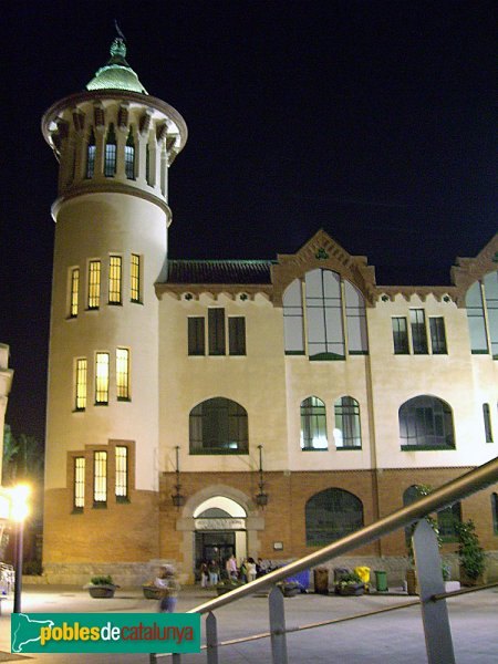 La façana de l'Obra Social de la Caixa de Sabadell, de nit