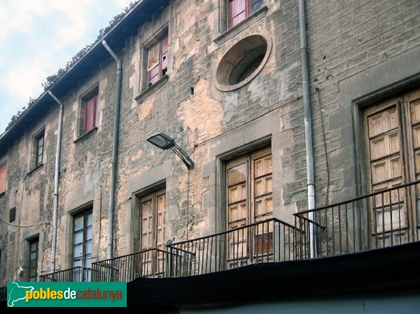 Barcelona - Palau Alòs abans de la restauració (Foto: Albert Esteves, 2006) Barcelona - Palau Alòs abans de la restauració