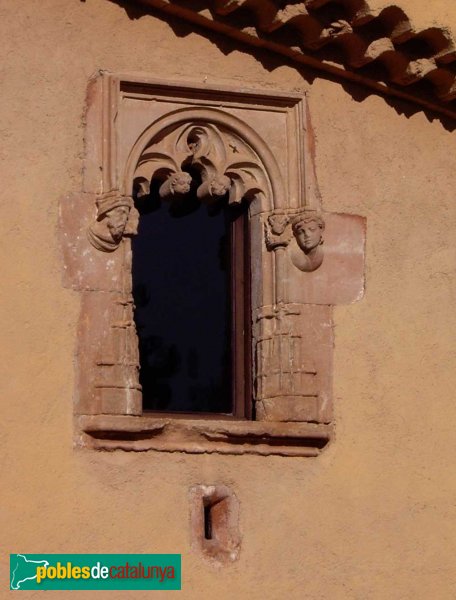 Sabadell - Castellarnau: detall d'una de les finestres, d'estil gòtic i amb dos caps escolpits a les bandes