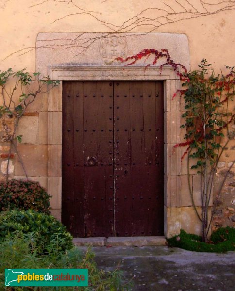 Sabadell - Castellarnau: porta de l'ermita annexa, dedicada a la Mare de Déu de Montserrat