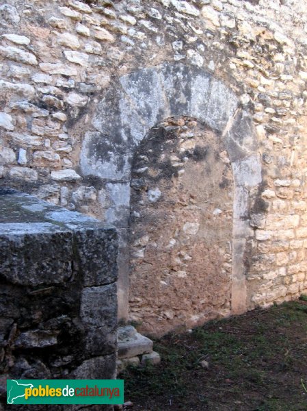 Banyeres del Penedès - Santa Maria del Priorat, antiga porta que comunicava amb el cementiri