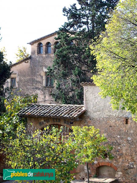 Sabadell - Masia de Can Rull, porta d'entrada al pati i façana principal