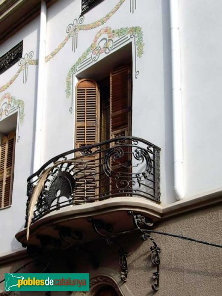 Casa Arimon, detall d'una de les balconades, amb les reixes corresponents