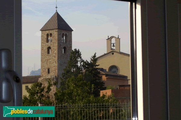 El campanar romànic i l'Església de St. Menna  contemplats des de l'interior d'una aula de l'Institut d'Educació Secundària (IES Sentmenat).