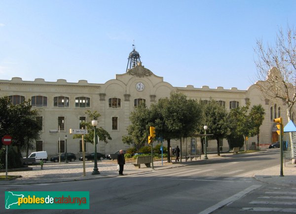 Igualada - Escola Pia i església de la Pietat (Foto: Albert Esteves, 2009) Igualada - Escola Pia i església de la Pietat