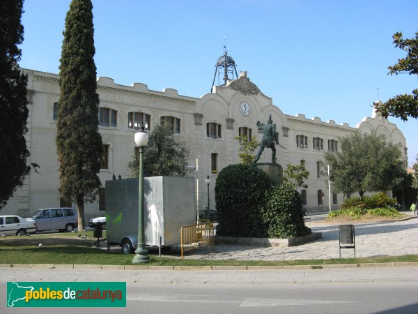 Igualada - Escola Pia i església de la Pietat (Foto: Albert Esteves, 2009) Igualada - Escola Pia i església de la Pietat