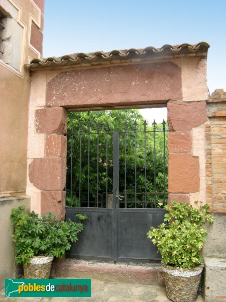 Sant Climent de Llobregat - Rectoria, porta exterior, al costat de l'església