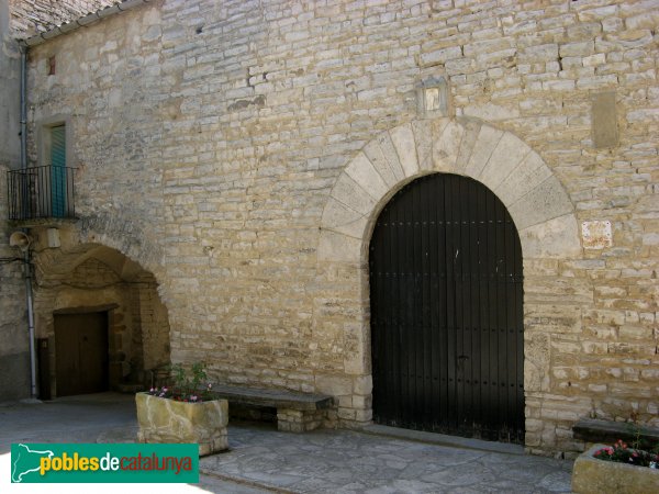 Pujalt - Capella de la Concepció i portal de la muralla