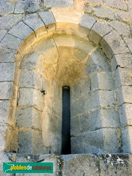 Torroella de Fluvià - Església de Sant Cebrià, finestra de l'absis