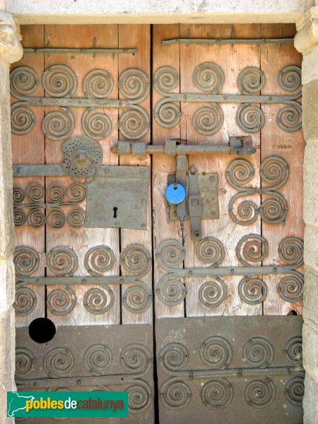 Torroella de Fluvià - Església de Sant Cebrià, porta amb ferramenta romànica
