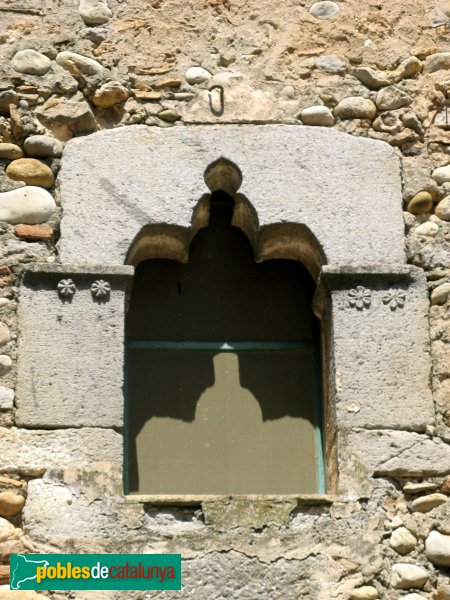 Torroella de Fluvià - Can Sopa, finestra del pont