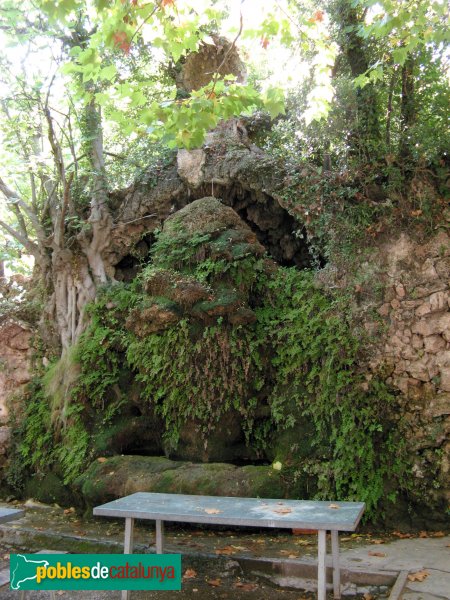 L'Espluga de Francolí - Ermita de la Trinitat, gruta artificial