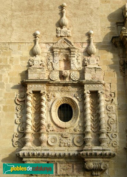 Monestir de Poblet - Façana de l'església, finestra barroca
