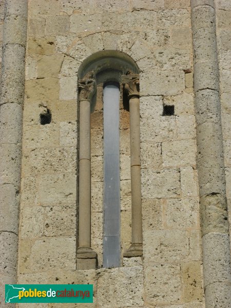 Sant Cugat del Vallès - Absis del monestir, finestra