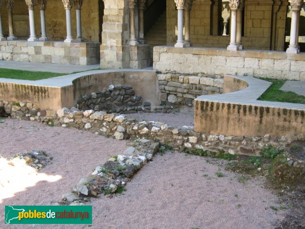 Monestir de Sant Cugat del Vallès - Claustre. Restes de l'església paleocristiana