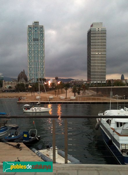 L'Hotel Arts (esquerra) i la Torre Mapfre (dreta), vistes des de l'escollera del Port Olímpic