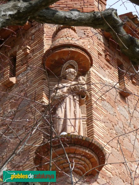 Sant Llorenç Savall - El Marquet de les Roques. Estàtua a la cantonada de l'edifici
