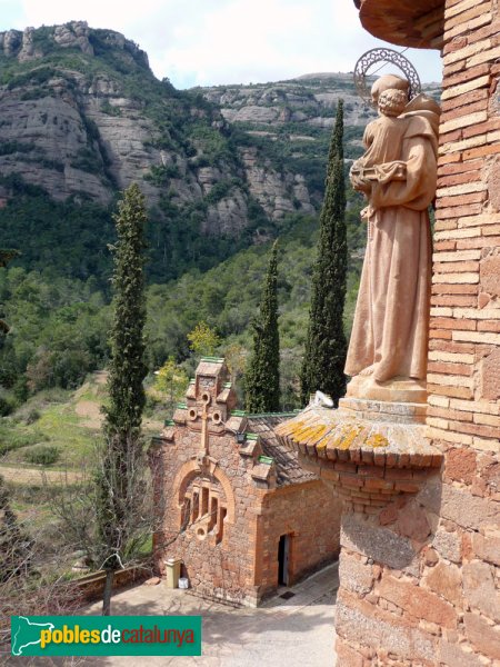 Sant Llorenç Savall  - El Marquet de les Roques. Estàtua cantonera i capella (al fons)