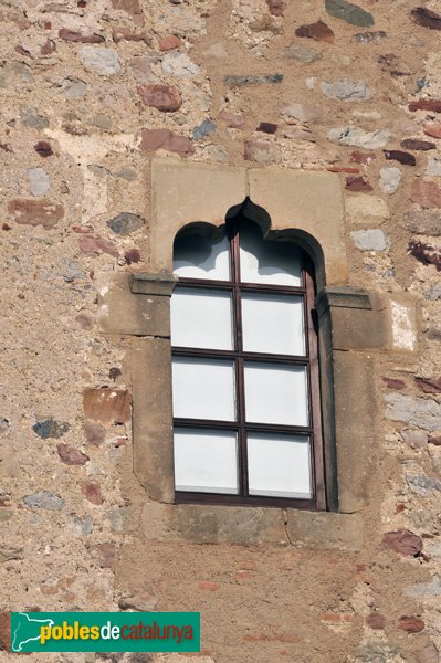 Castell de Plegamans, finestra de la façana de ponent