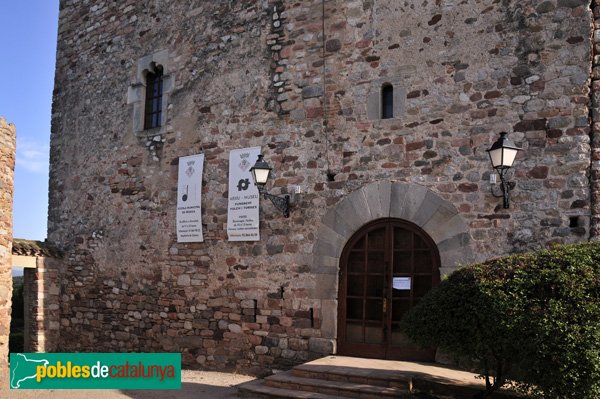 Castell de Plegamans, porta d'accés des de la façana Nord