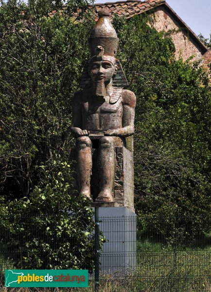 Estàtua (que sembla o és) egípcia al jardí de Can Maiol