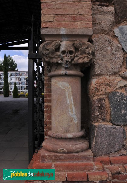 Cementiri de Palau-solità, detall capitell porta
