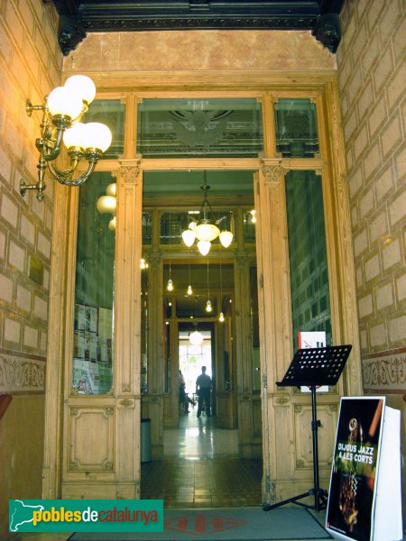 Barcelona - Can Deu. Interior. Vitrall amb Hermes