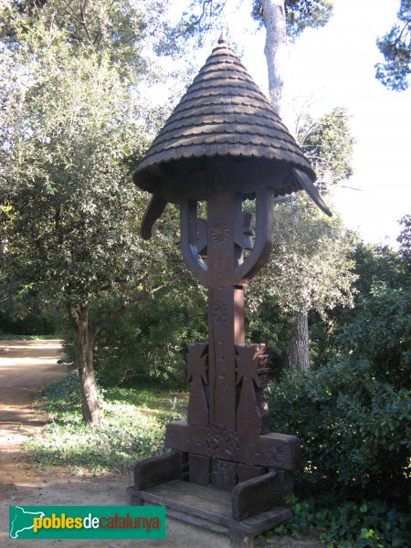 Barcelona - Jardins del Palau de Pedralbes - Creu procedent de Romania o disseny de Rubió Tudurí, segons les fonts
