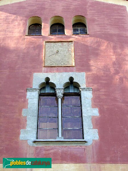 Riells i Viabrea - Can Plana, finestral i rellotge de sol