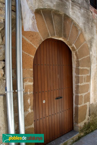 Osor - Can Jaume, portal adovellat