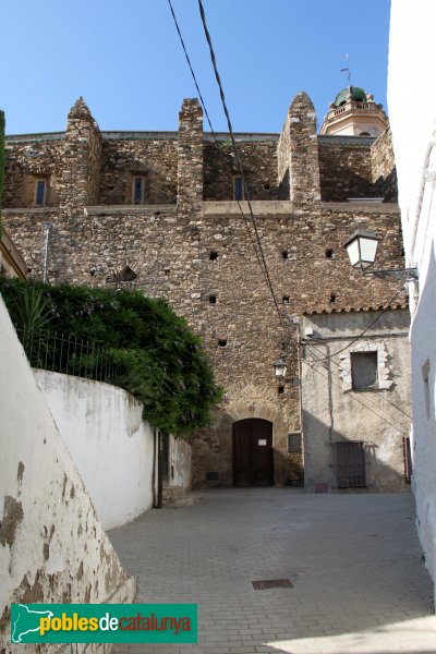 LLançà - Església de Sant Vicenç, façana lateral