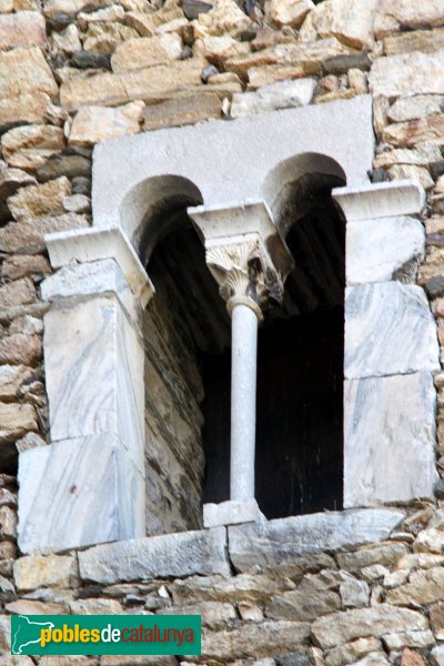 Llançà - Torre de l´Homenatge, finestra coronella