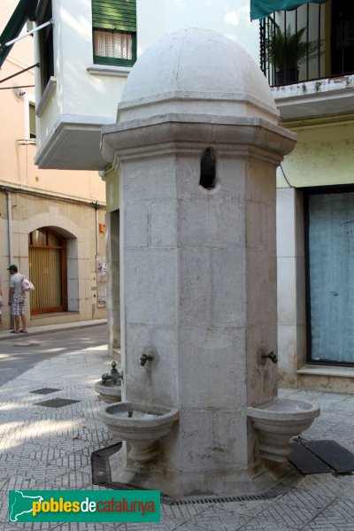 Llançà - Font de la plaça Major