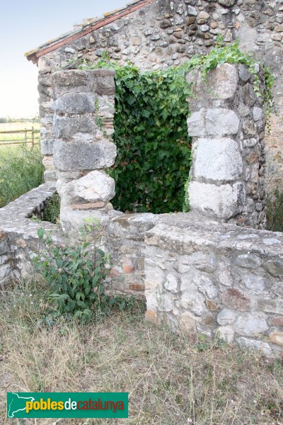 Avinyonet de Puigventós - Santa Eugènia, pou al costat de l'ermita
