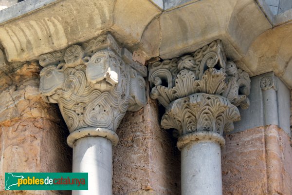 Cistella - Santa Maria de Cistella, capitells portada