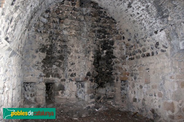 Riudarenes - Castell de l´Esparra, interior del pis inferior