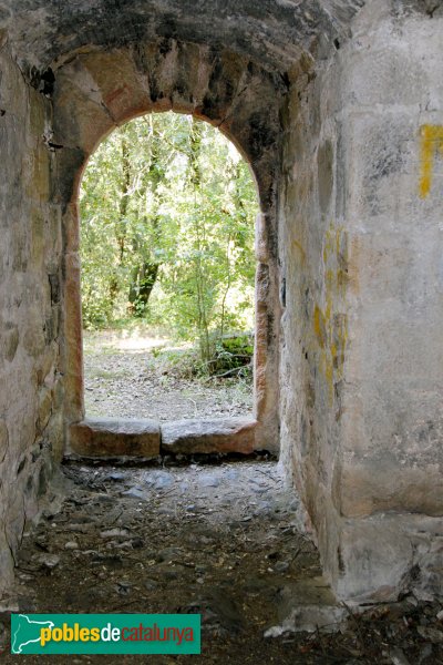 Riudarenes - Castell de l´Esparra, la porta del pis inferior des de dintre