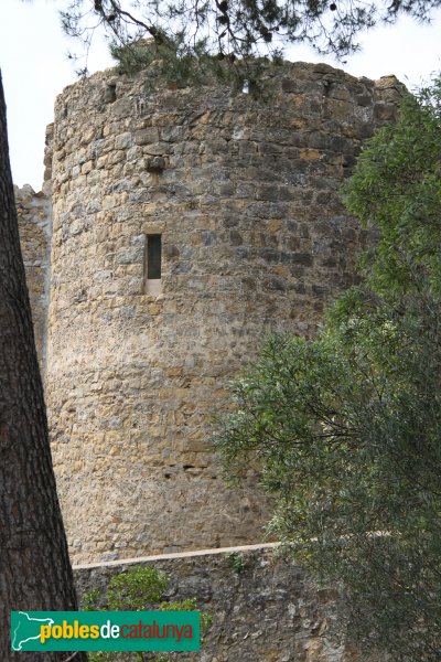 Terrades - Palau-surroca, capçalera fortificada de l'església