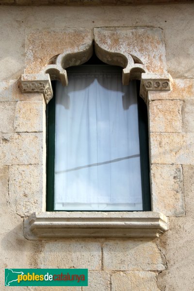Vilabertran - Can Gil, finestra procedent del Monestir