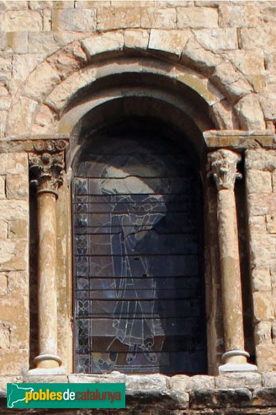 Lladó - Església de Santa Maria, finestra de la façana