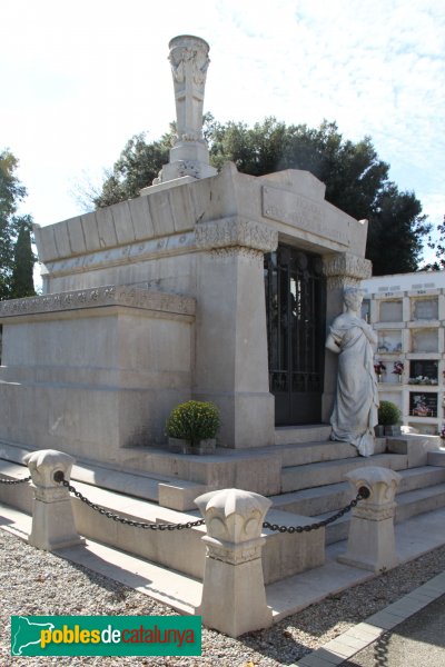 Figueres - Cementiri, Panteó de Personatges Il·lustres, de Rafael Puig