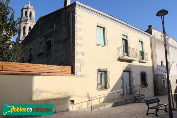 Vilobí d'Onyar - Rectoria, façana de la plaça Vella