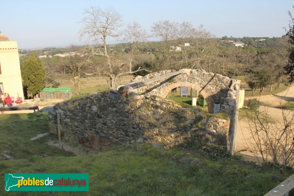 Caldes de Malavella - Cases vora el castell de Malavella