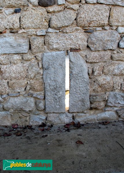 Caldes de Malavella - Muralla Medieval, espitllera