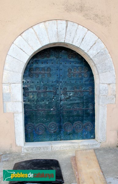 Brunyola - Església de Sant Fruitós, amb els batents antics