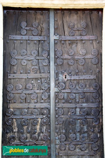 Brunyola - Sant Martí Sapresa, porta amb ferramenta antiga