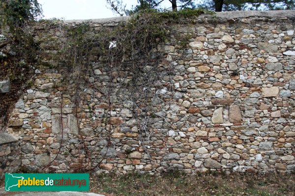 Santa Coloma de Farners - Sant Pere Cercada, mur de l'antic cenobi