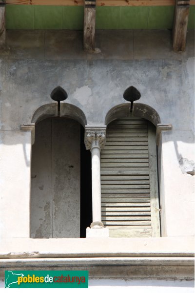 Amer - Can Mon, detall de la façana del carrer Narcís Junquera