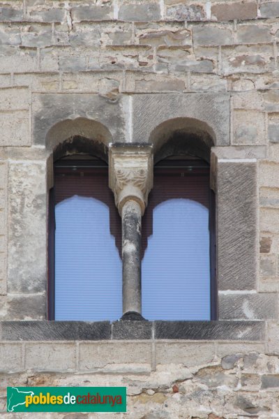 Barcelona - Portal del Bisbe (Porta Praetoria). Finestra d'una de les torres